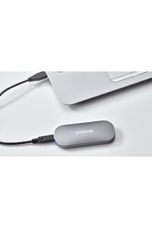 KIOXIA LXD10S002TG8 EXCERIA PLUS Mini 2TB (1050/1000MB/s) USB ve TYPE-C Siyah Taşınabilir SSD Harddisk